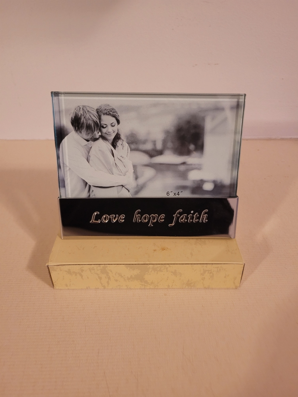 NIB Glass Picture Frame Photo Frame 6x4 with Mirrored Base “Love Hope Faith”